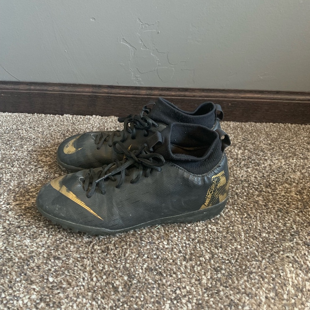 Nike youth indoor soccer shoes - size 3.5